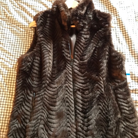 ๐ข Faux fur vest - get ready for fall ๐ - Picture 1 of 4